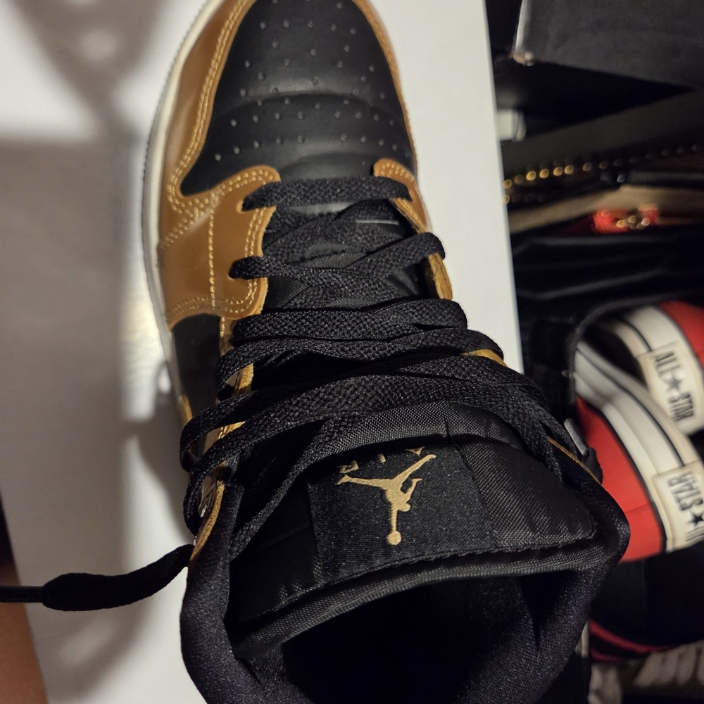 Jordan Men's Black and Tan Sneakers